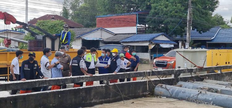 รมช.สธ.ลงพื้นที่ติดตามสถานการณ์น้ำท่วมต.ทับมา พร้อมจัดทีมแพทย์ช่วยผู้ป่วยติดเตียง