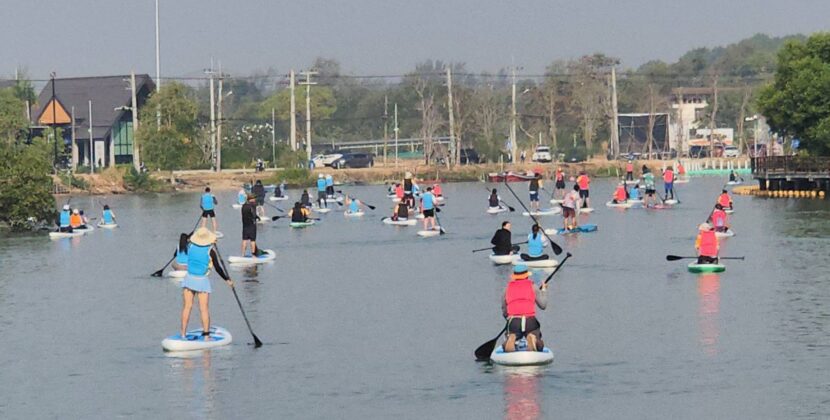 ระยอง ชวนนักท่องเที่ยวพาย SUP Bord เก็บขยะและชมป่าชายเลน กลางเมืองระยอง